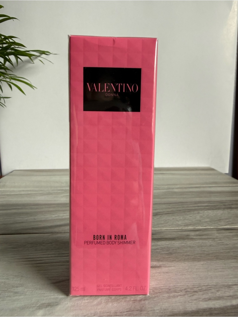 Valentino Born in Roma Body Shimmer Lotion - Picture 2 of 6